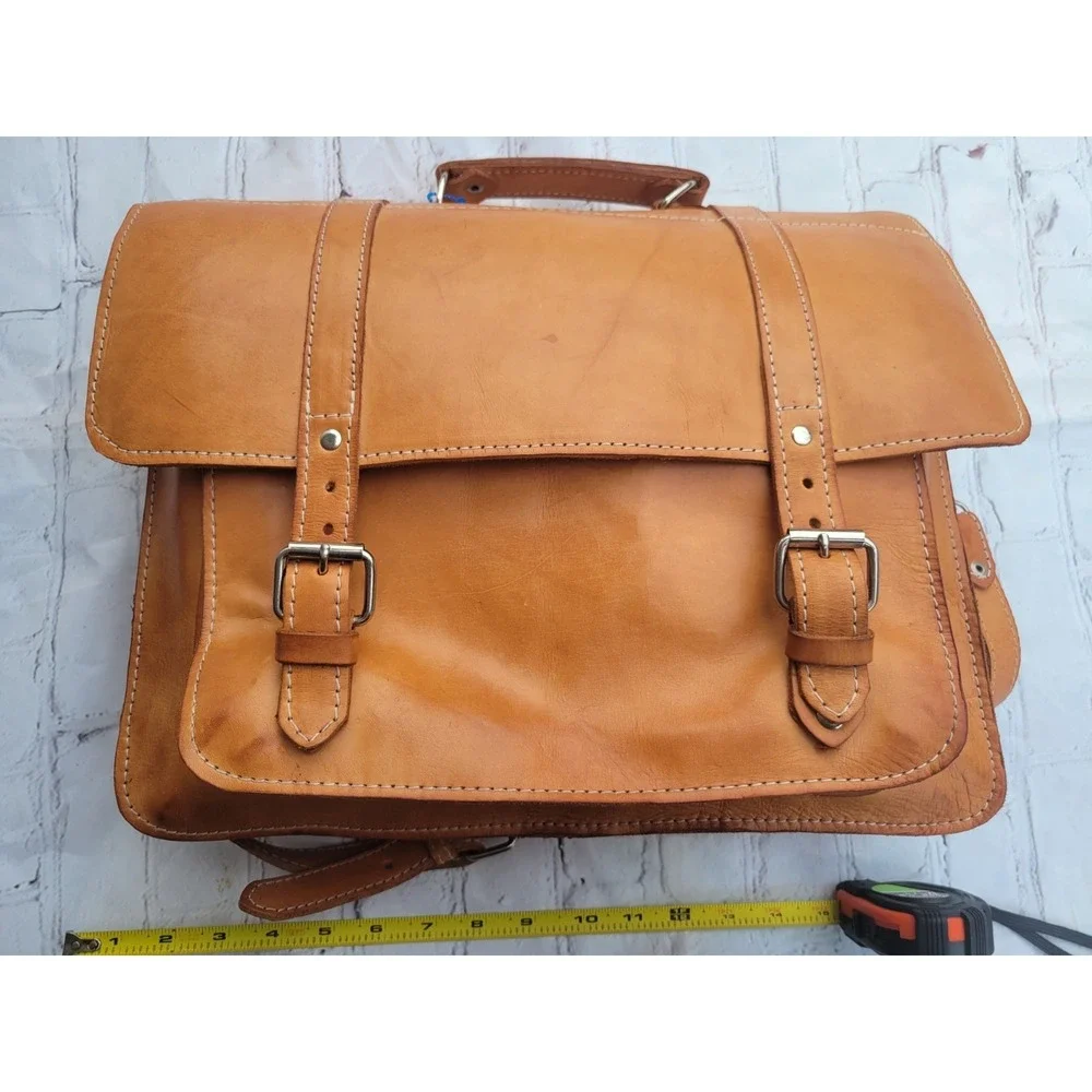 100% Leather messenger bag, stylish, functional, modern, classy, preppy, mod,